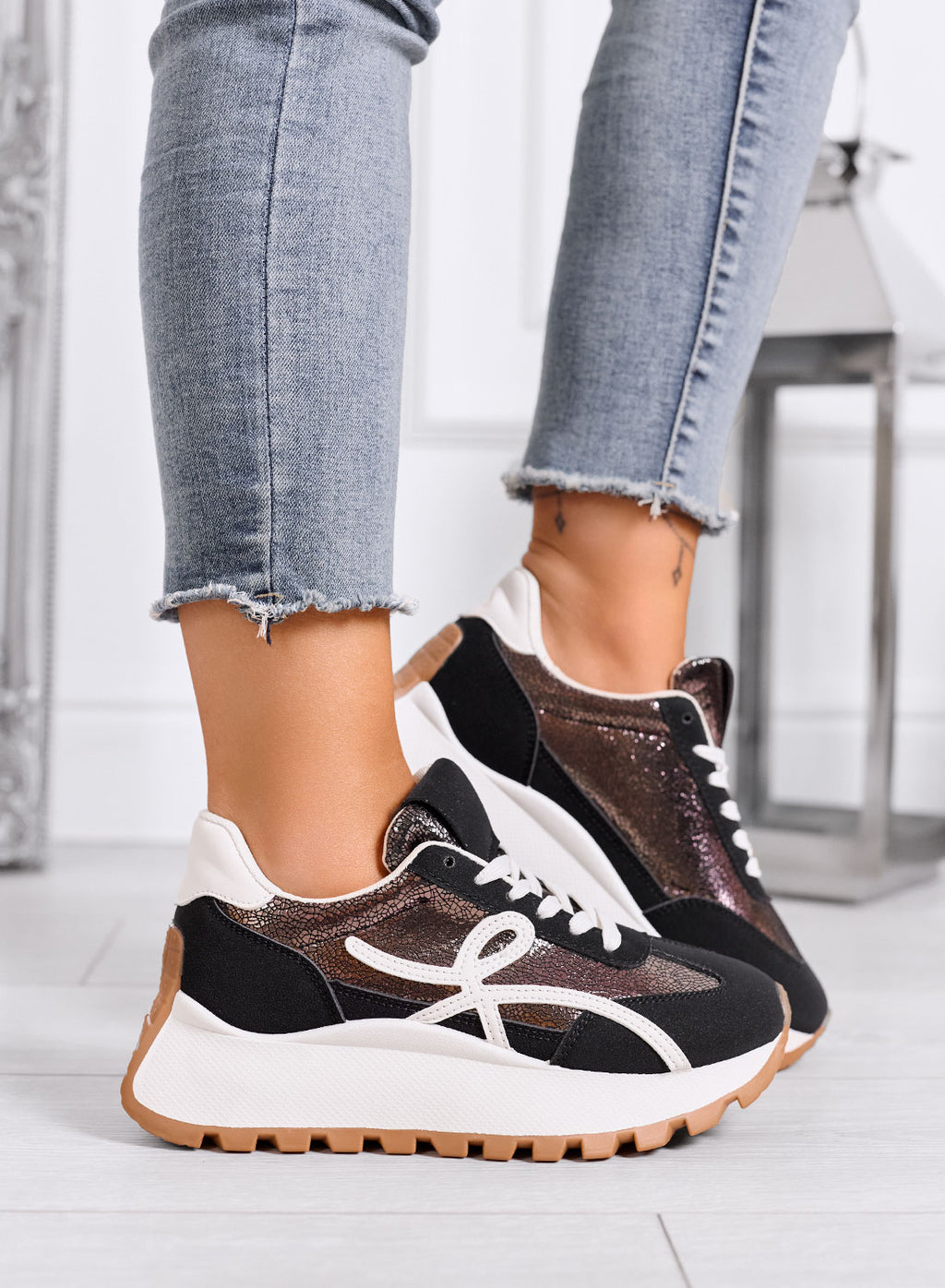 YONA - Baskets noires avec détails blancs et semelle épaisse