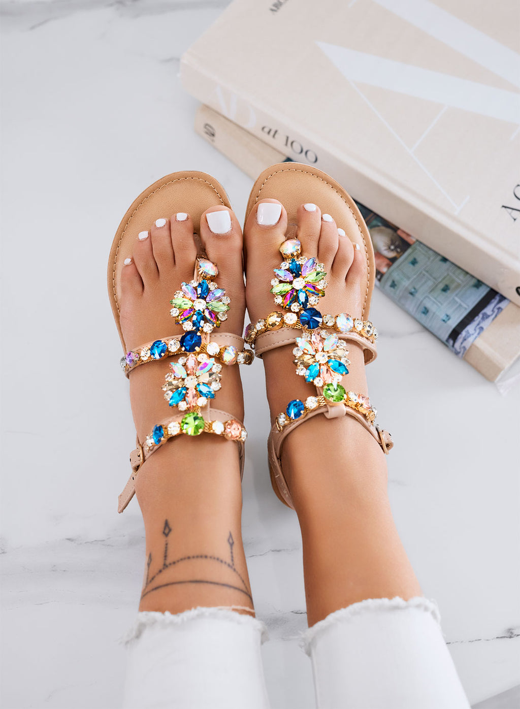 GIULY - Sandali beige bassi con pietre gioiello multicolore