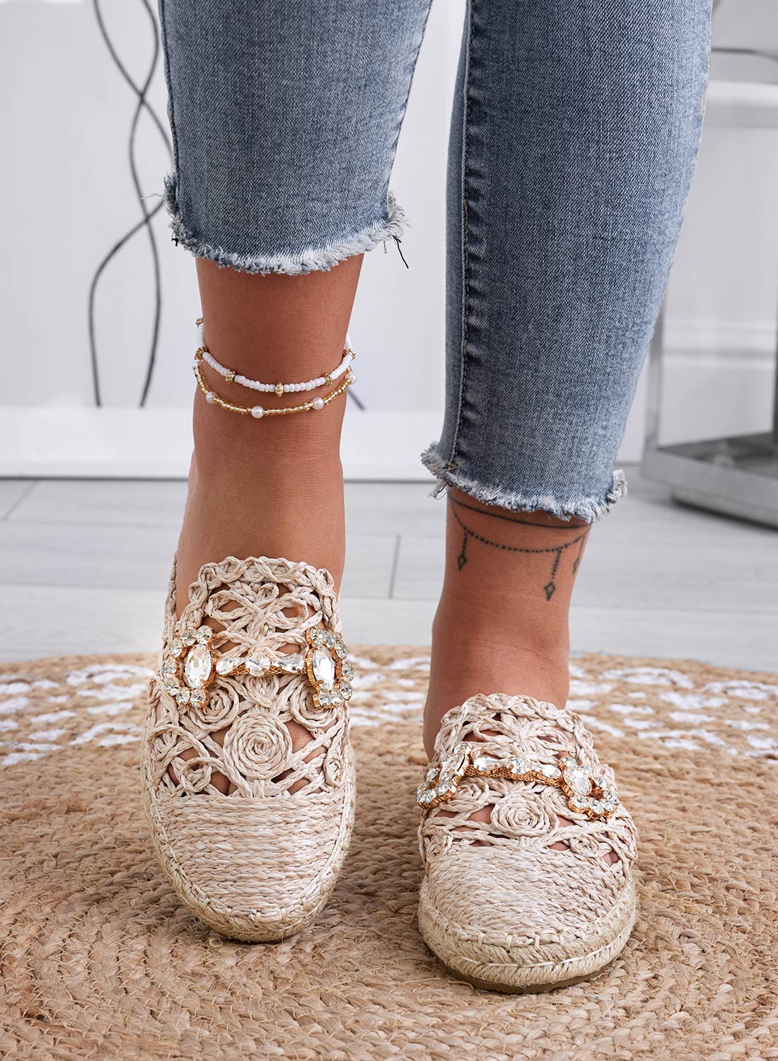 Espadrillas beige sabot ricamate con applicazione gioiello