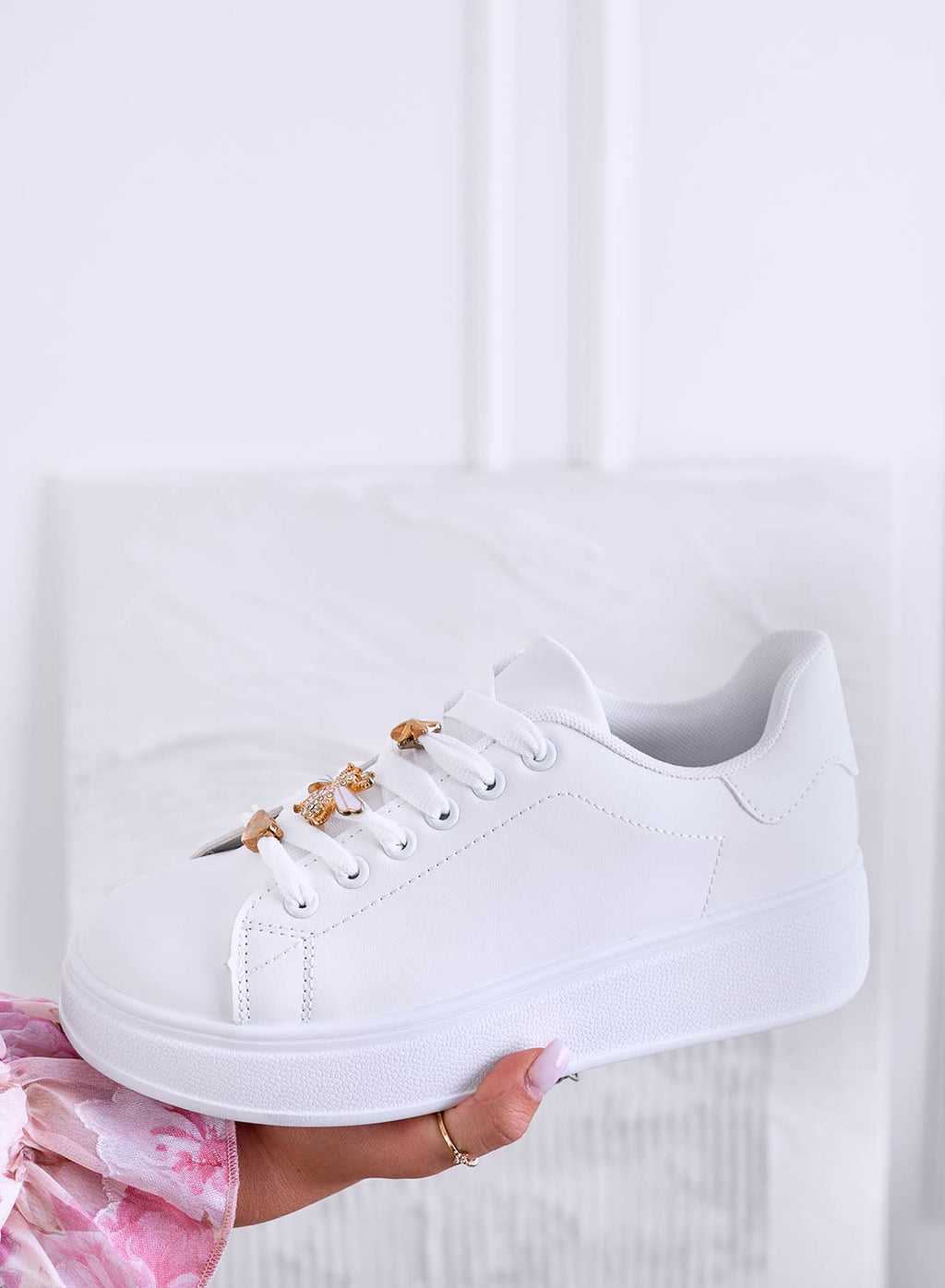 Sneakers bianche con ape gioiello