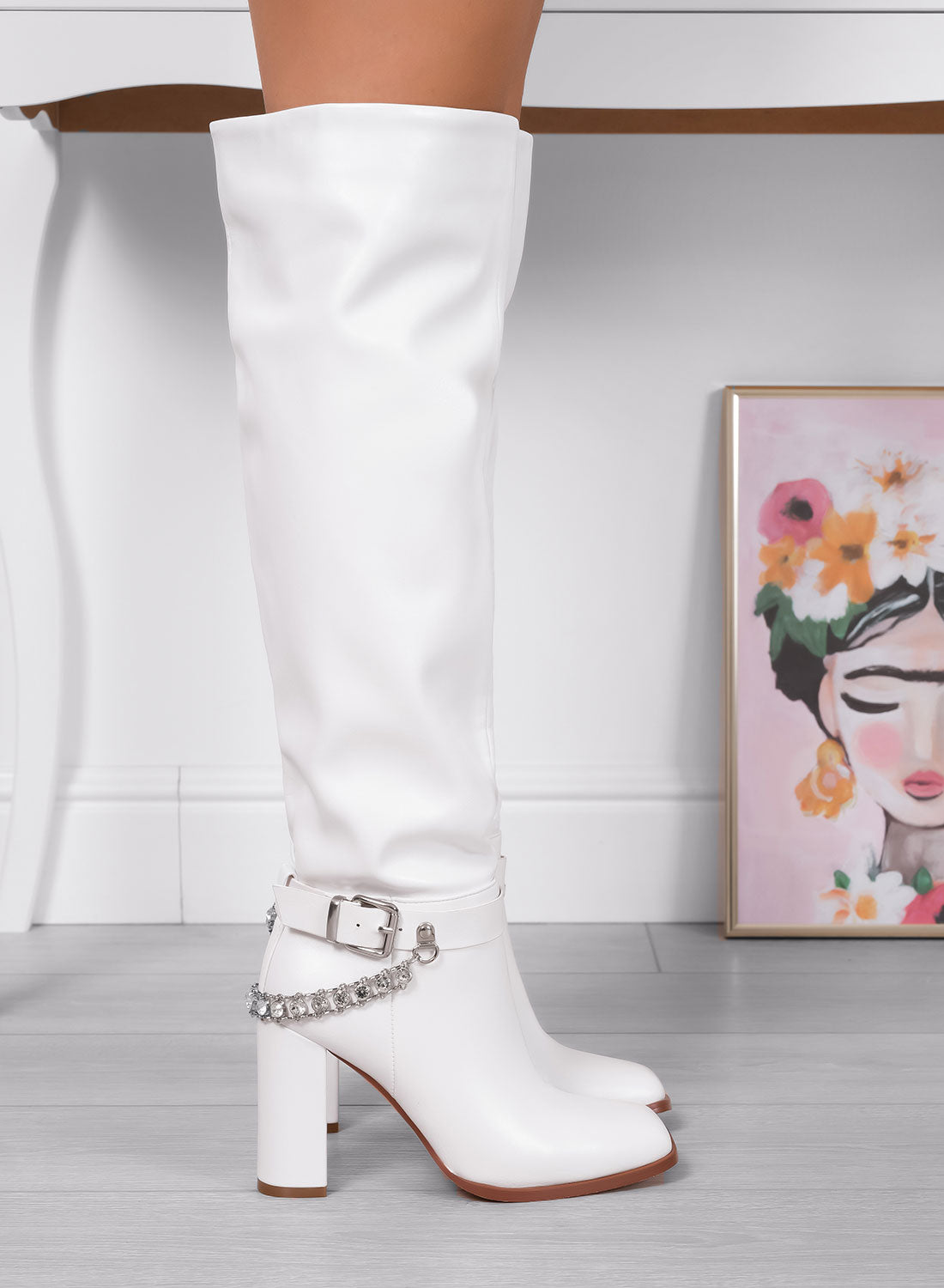 ALESSANDRA - Cuissardes blanches Alexoo avec chaîne en strass