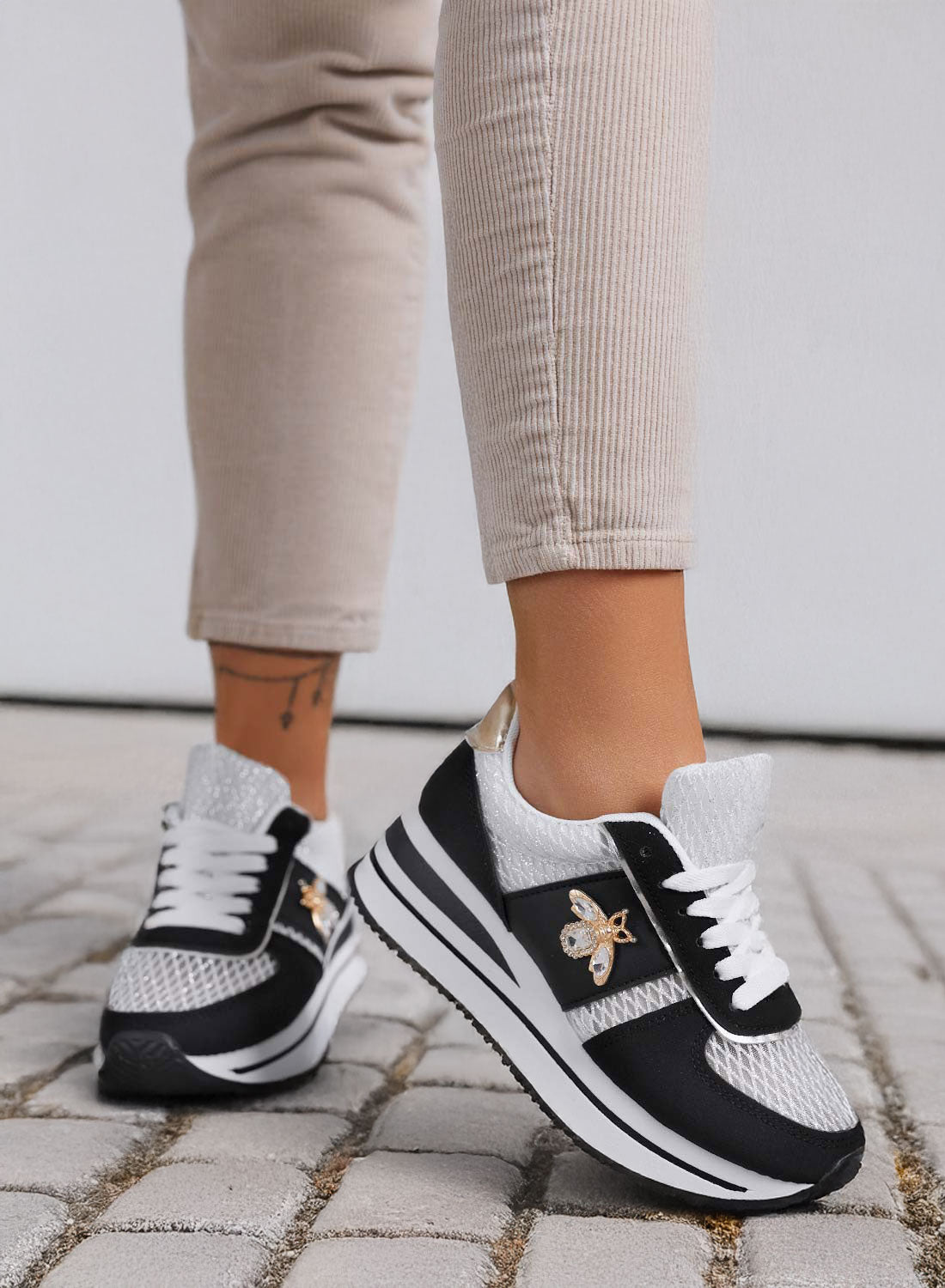 MOORE - Sneakers nere con rete traspirante e ape gioiello