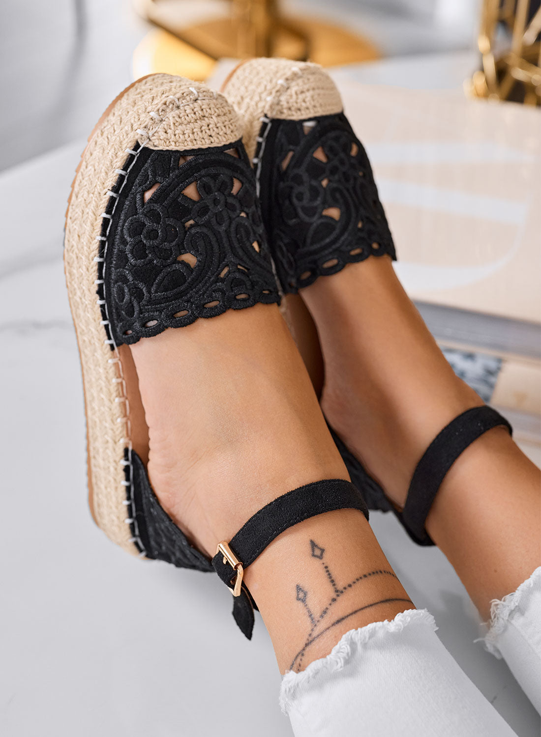 CRISTY - Espadrillas nere ricamate con cinturino alla caviglia e suola platform in corda