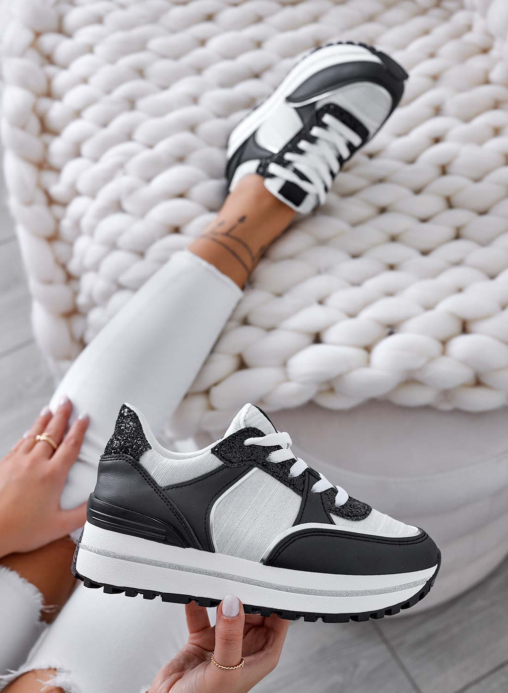 Sneakers nere con inserti glitter