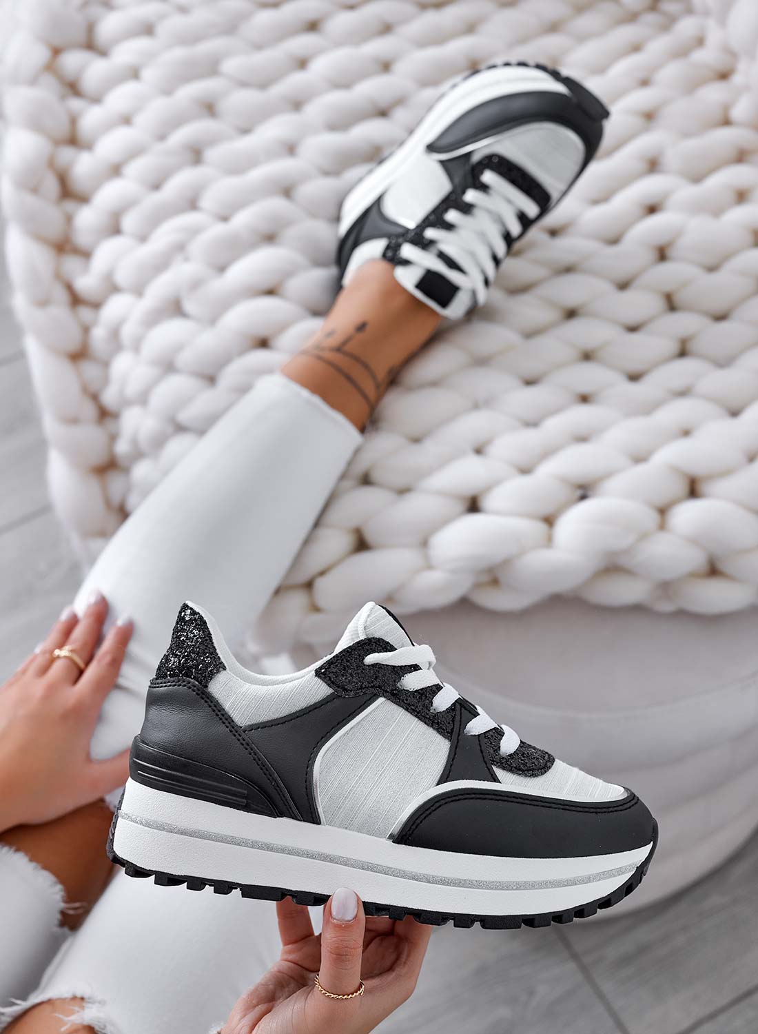 Sneakers nere con inserti glitter