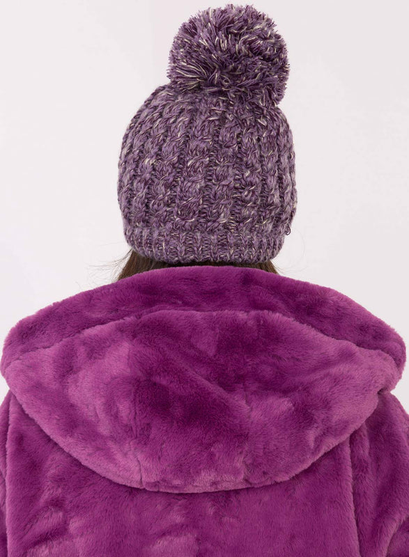 Cappello viola imbottito con strass e pompon