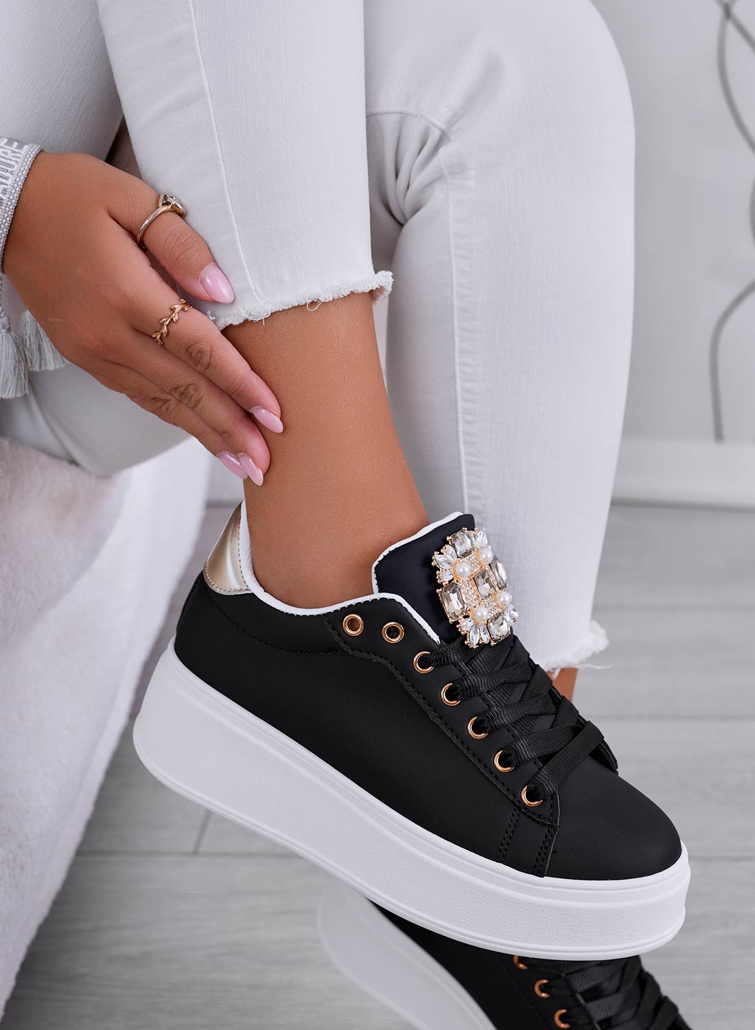 SOPHIE - Sneakers nere con applicazione gioiello e retro oro
