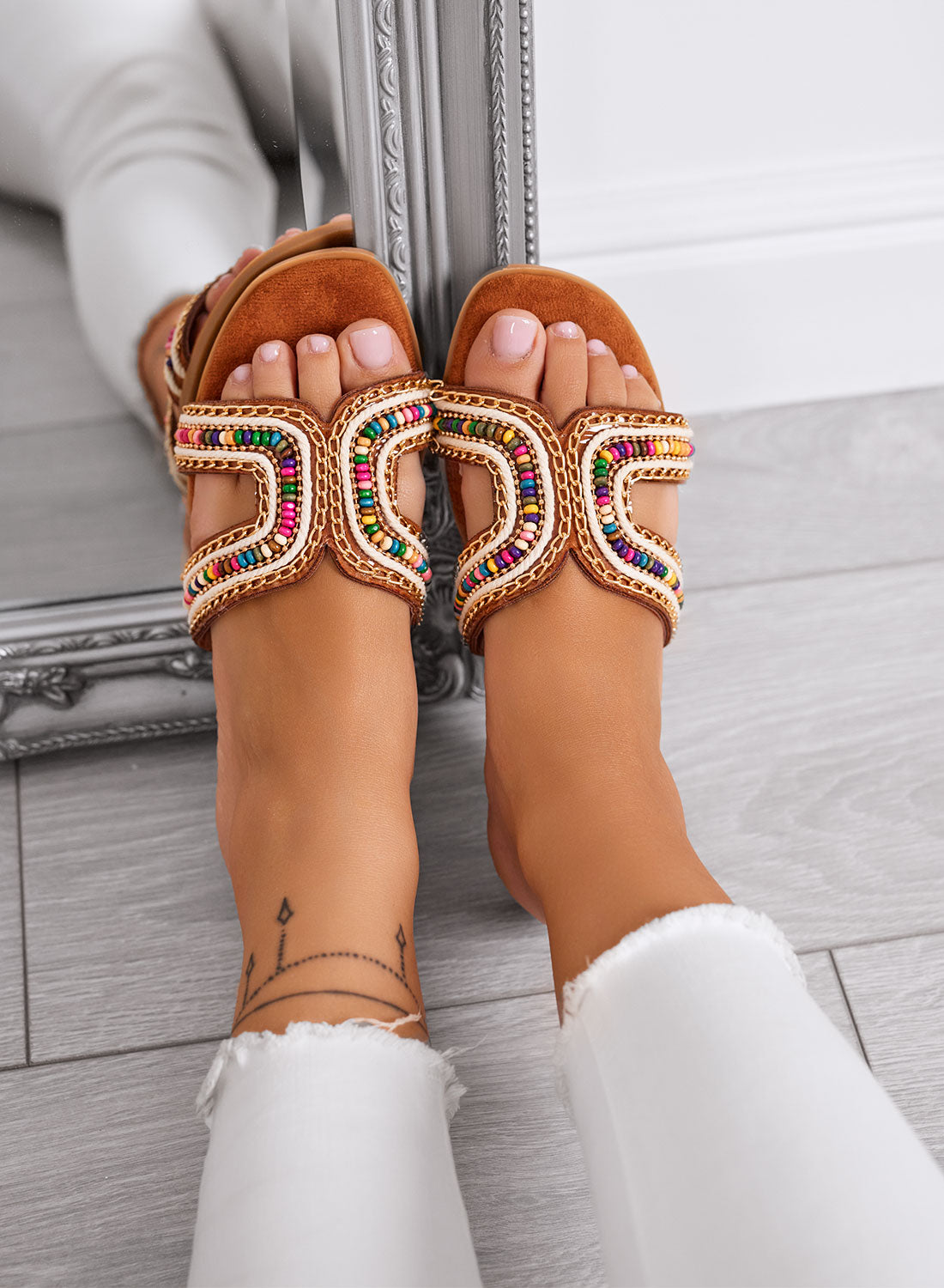 KARMEN - Sandali camel Ciabatte flat con perline multicolor e dettagli dorati