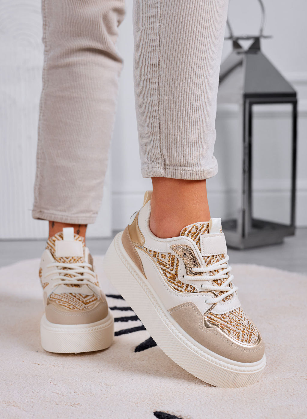 MILLY - Sneakers beige con inserti in tessuto laminato oro