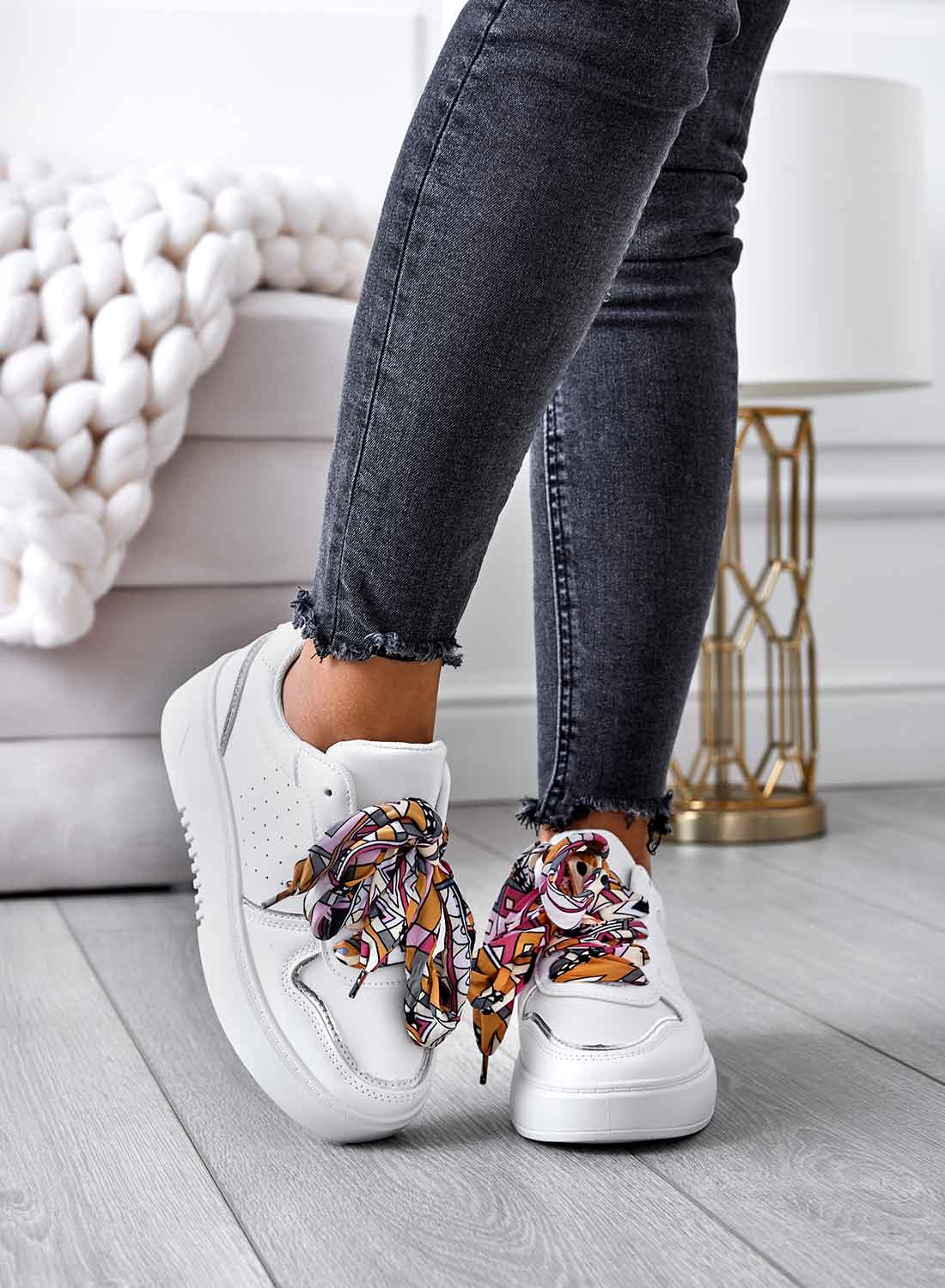 Baskets blanches avec lacets en tissu multicolore