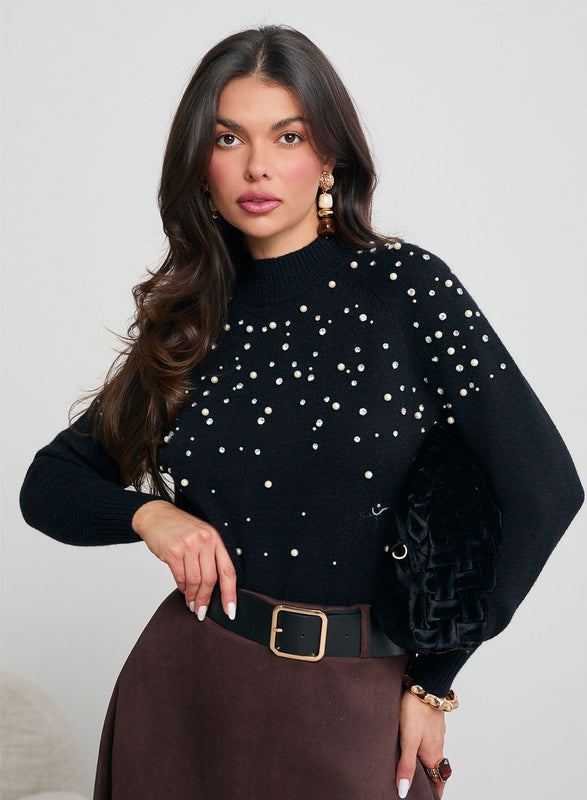 Suéter negro con perlas y strass