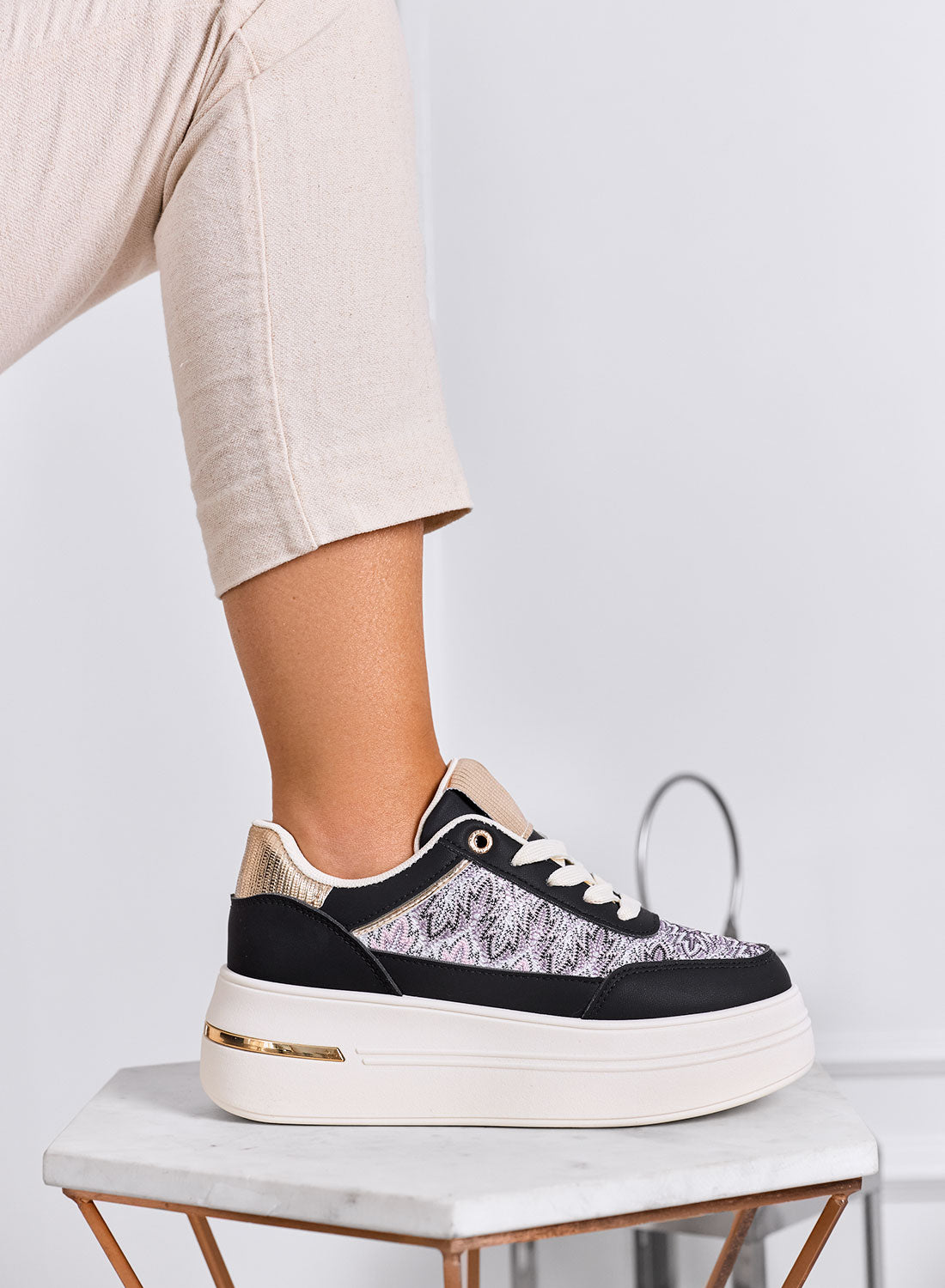 PRAGA - Sneakers nere platform con inserti in tessuto a fantasia