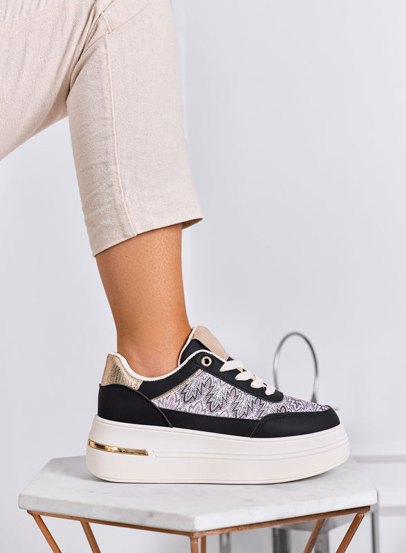 PRAGA - Zapatillas negras con plataforma e inserciones de tela estampada