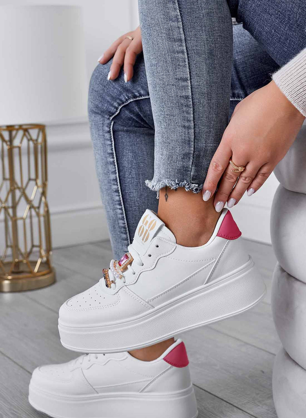 Sneakers bianche con applicazioni gioiello e retro fuxia