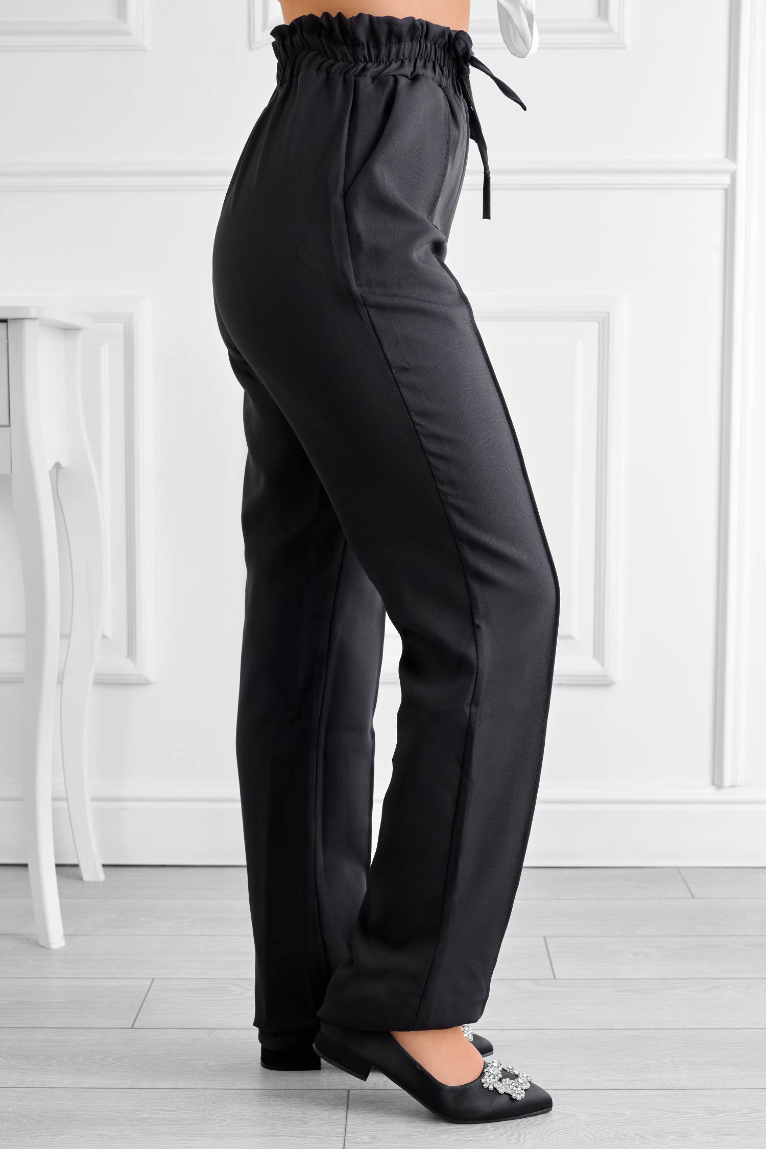 Pantalone nero con molla e laccio in vita
