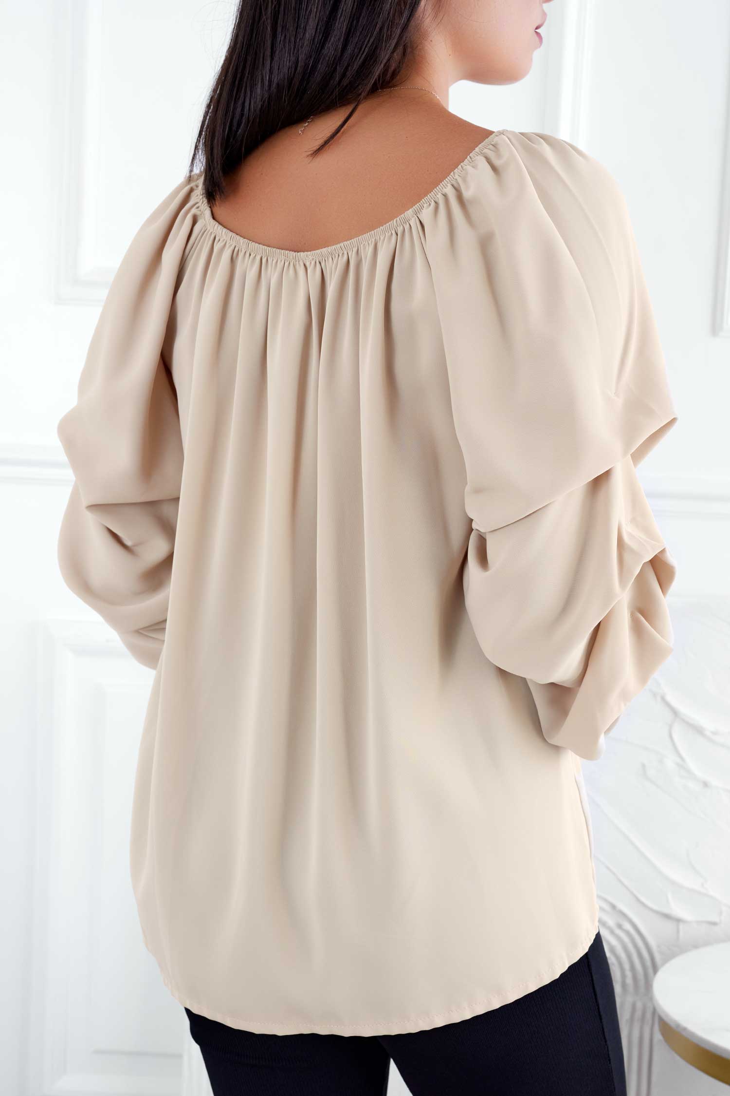 Blusa beige con maniche arricciate