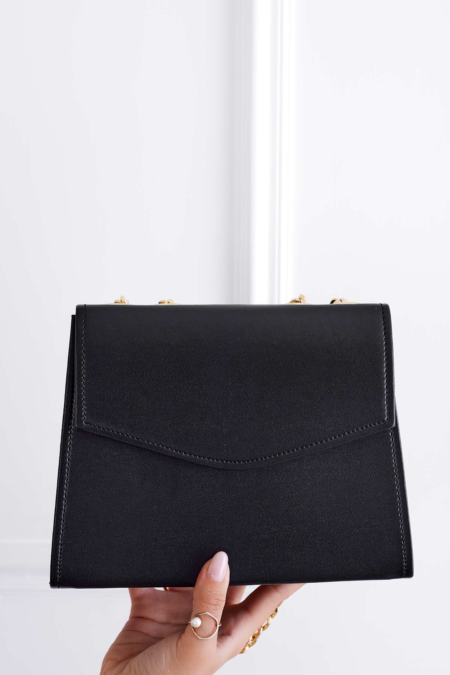 Pochette noire B217 avec chaîne dorée