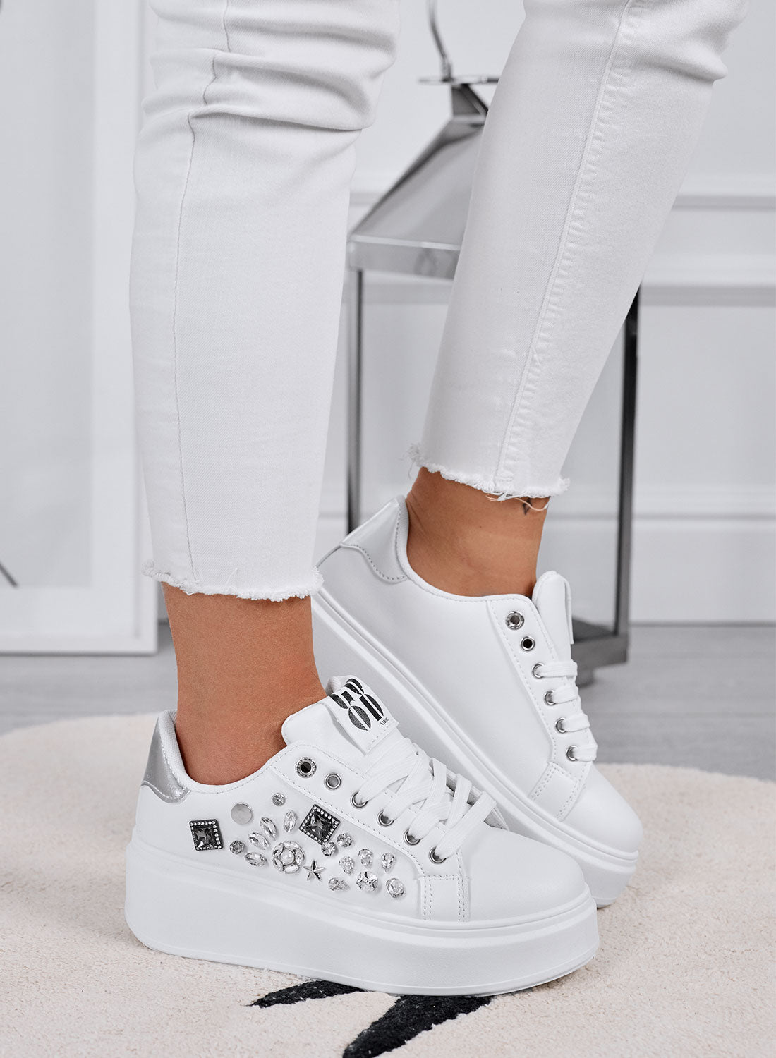 KELLY - Sneakers bianche con zeppa e applicazioni gioiello argento