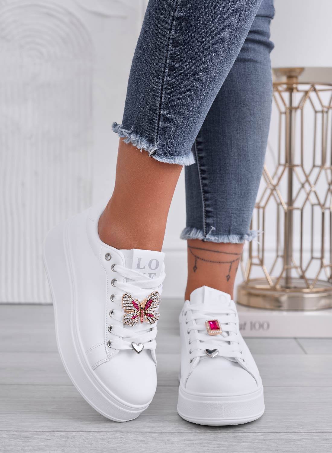 SAVERIA - Sneakers bianche con applicazione gioiello farfalla