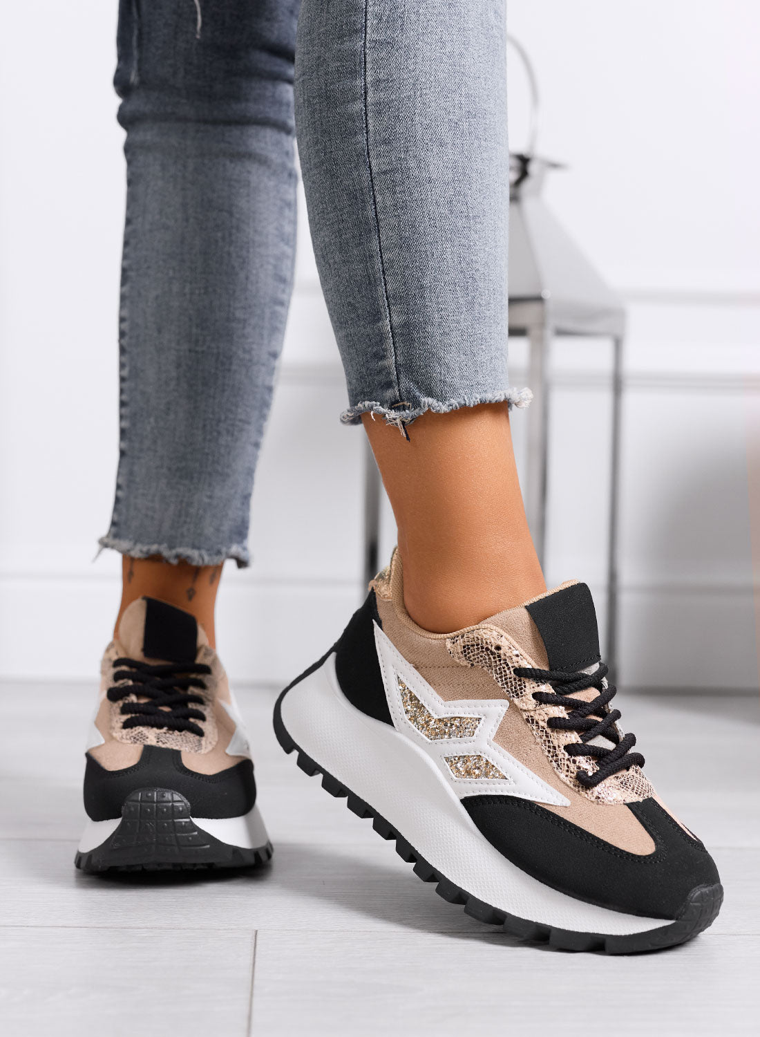 CLARISSA - Baskets beige et noires avec détail pailleté et semelle épaisse