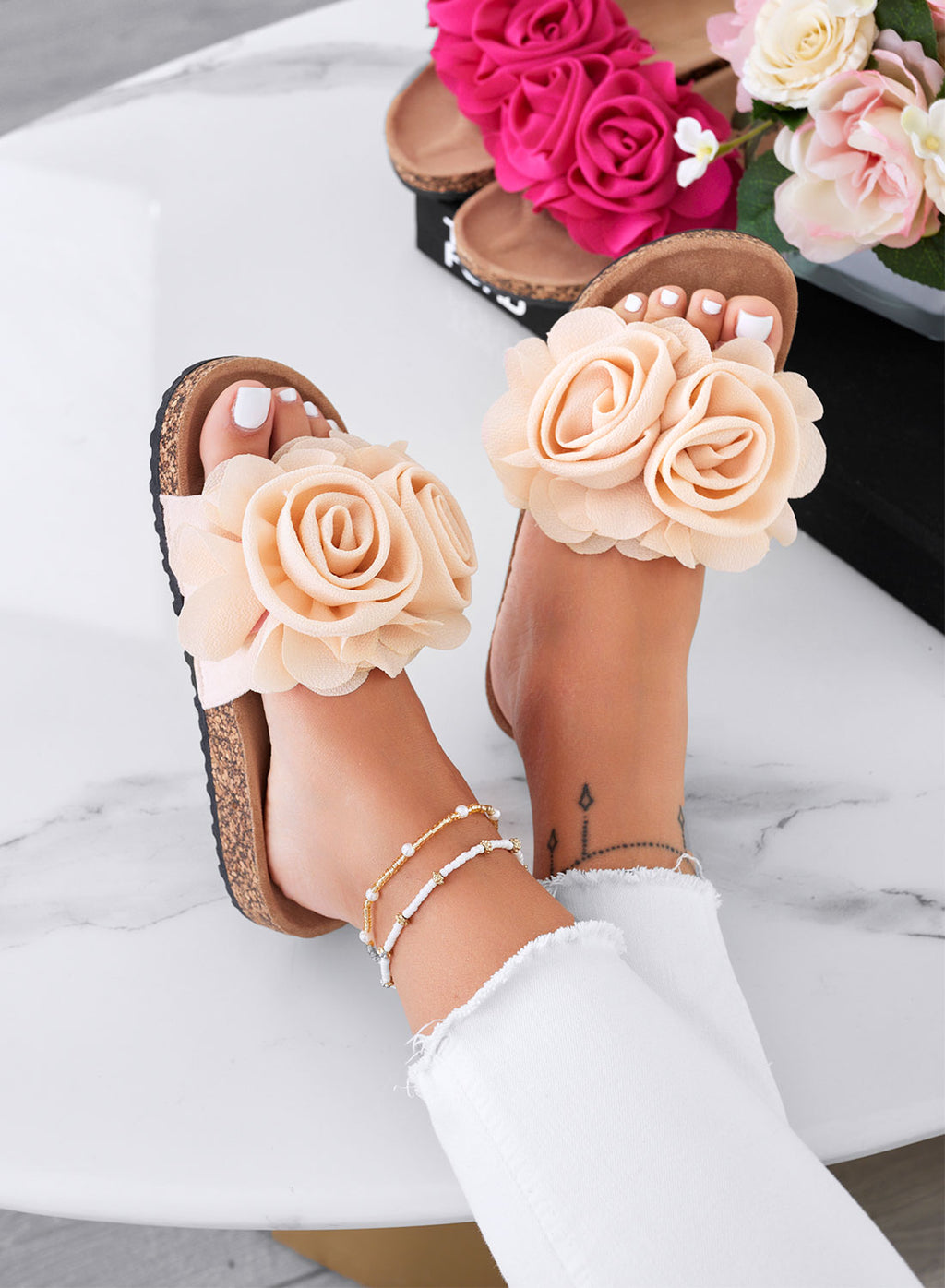 SUMMER - Sandali beige a ciabatta con fiori applicati