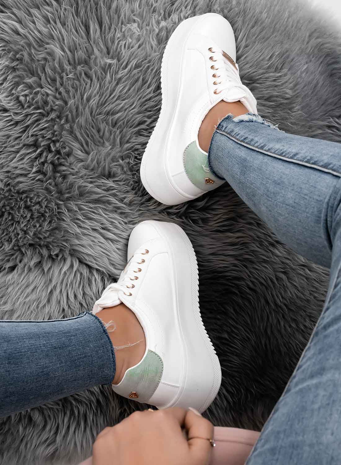 CARRY - Baskets blanches avec finitions dorées et arrière vert