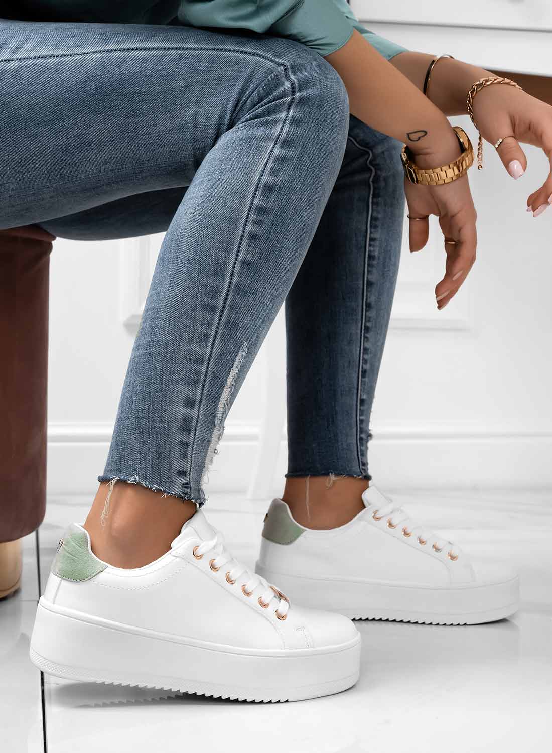 CARRY - Baskets blanches avec finitions dorées et arrière vert