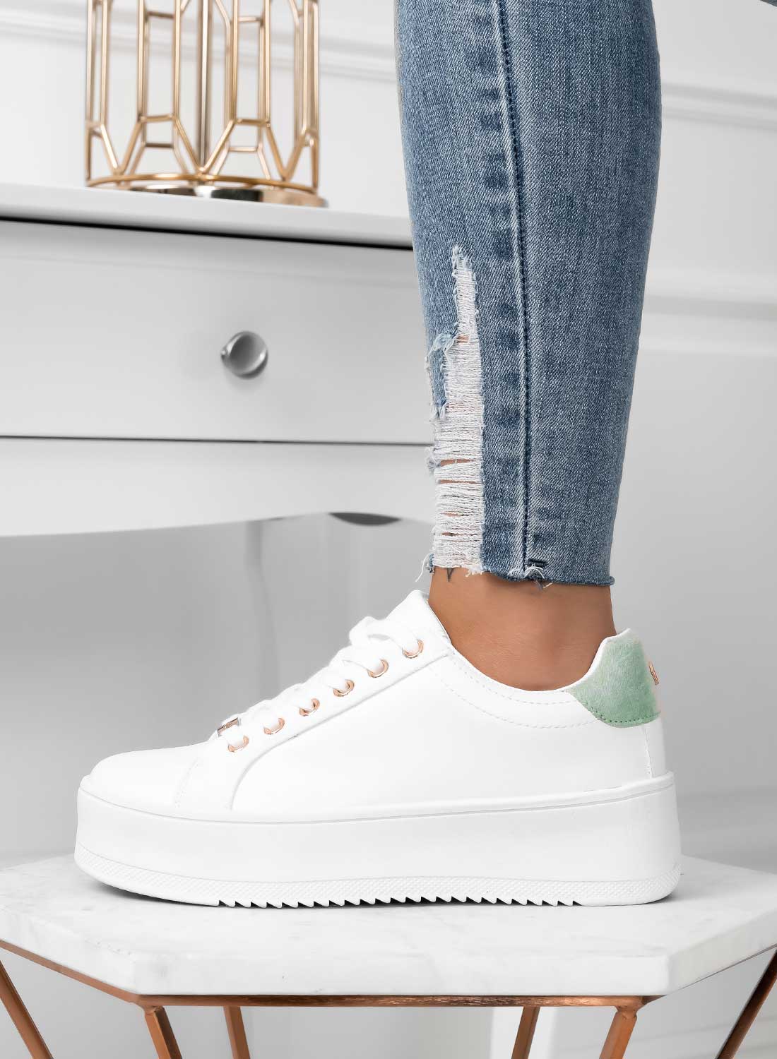 CARRY - Baskets blanches avec finitions dorées et arrière vert