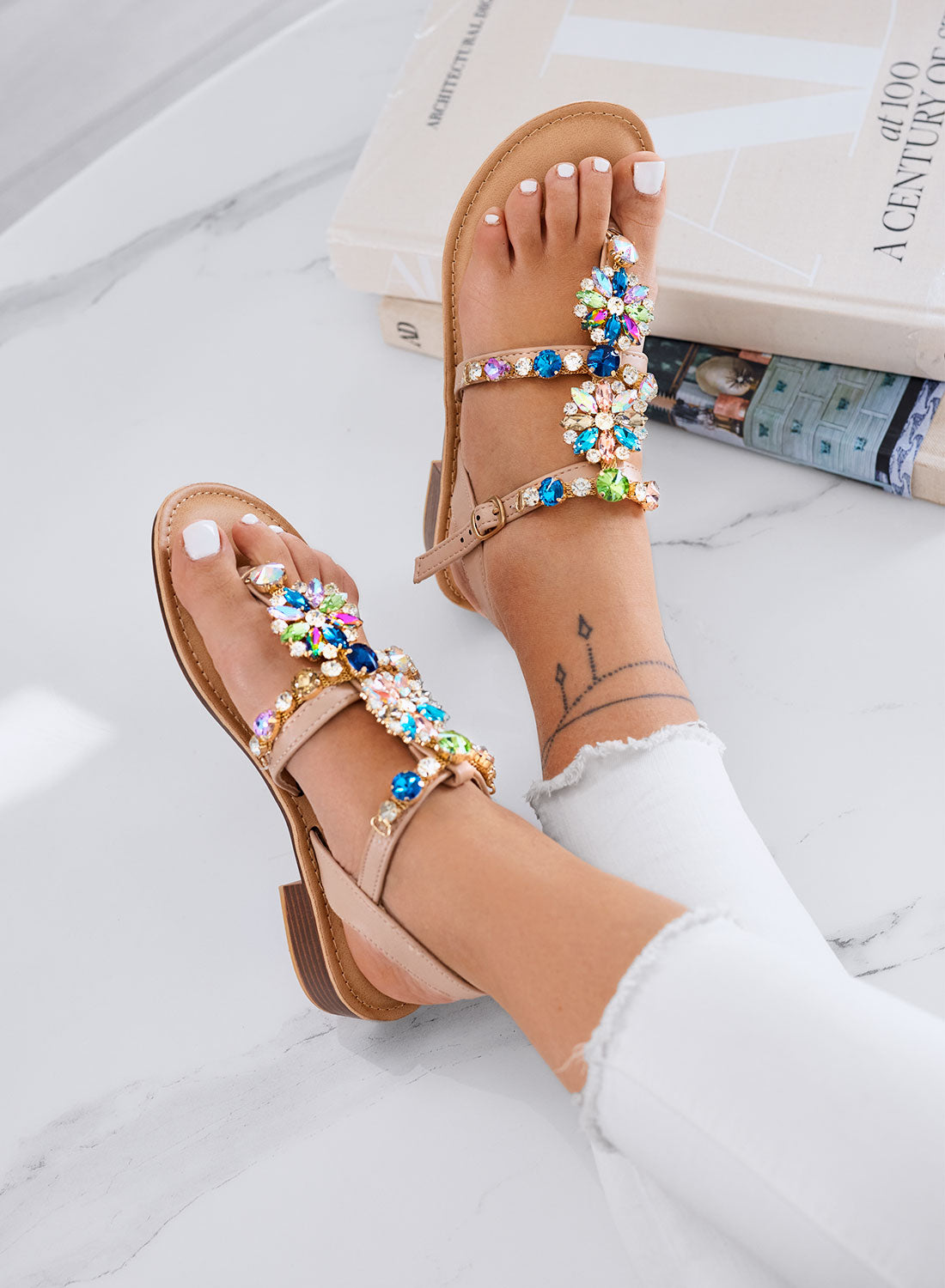 GIULY - Sandali beige bassi con pietre gioiello multicolore