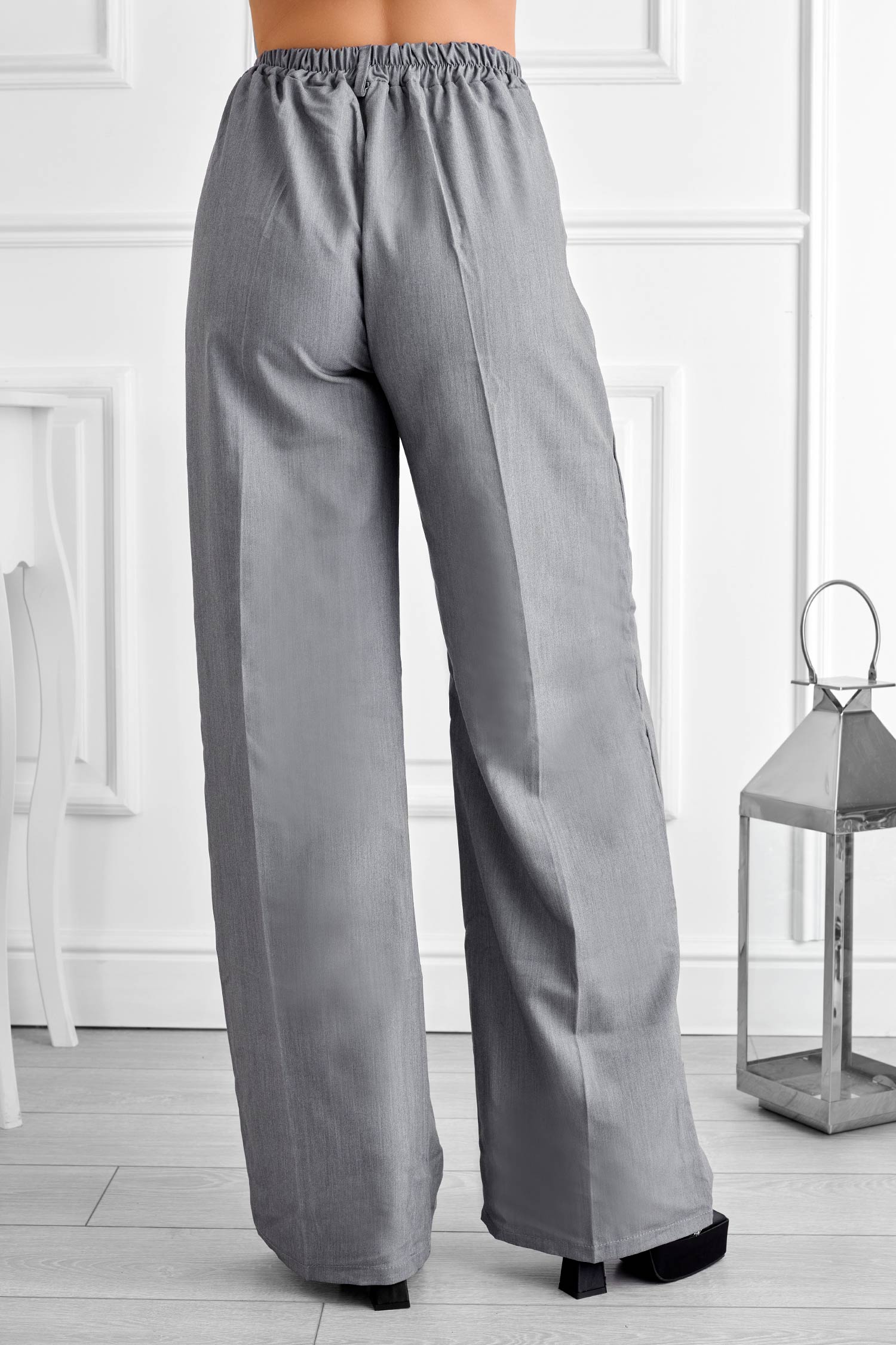Pantalone grigio a palazzo