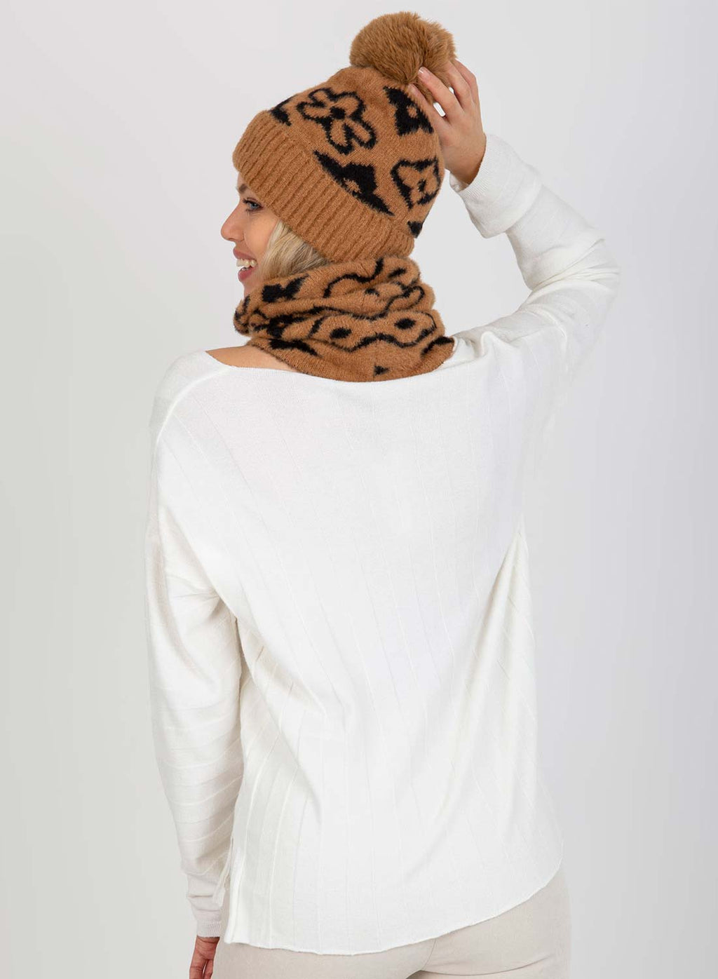 Cappello camel imbottito con pompon