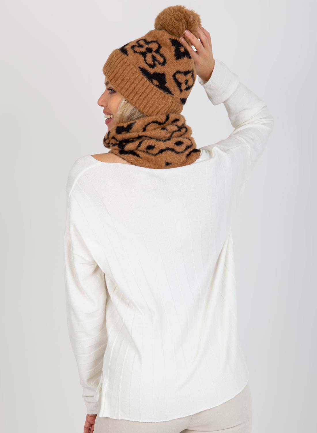 Cappello camel imbottito con pompon