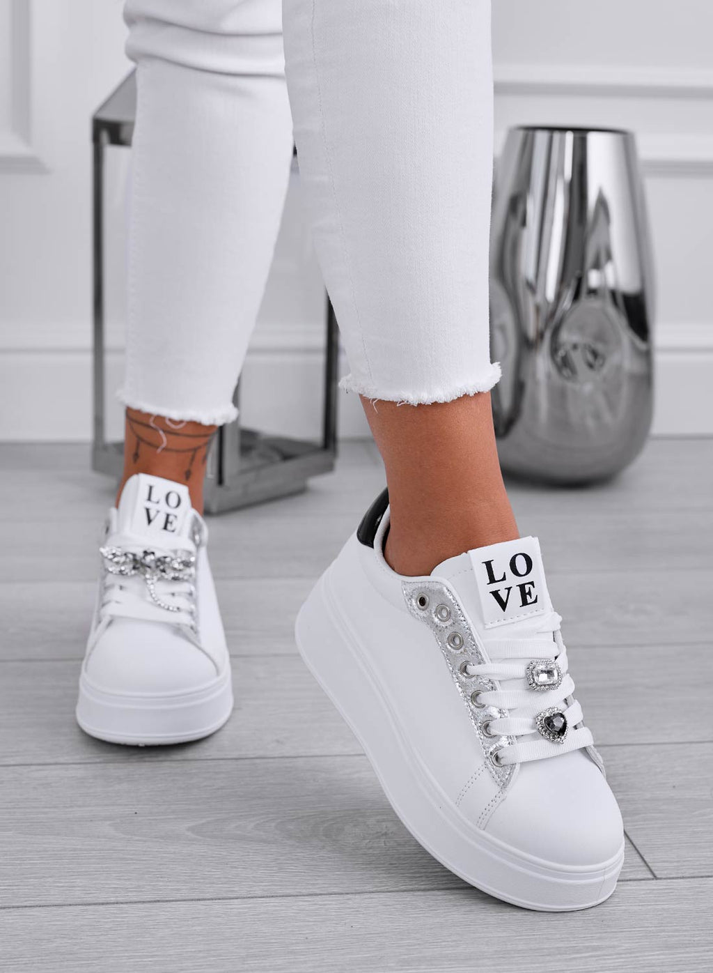 CELY - Sneakers gioiello bianche con libellula nera