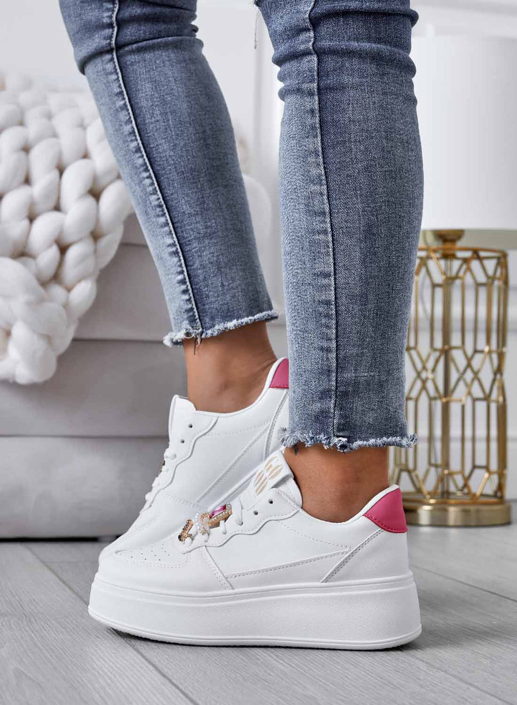 Sneakers bianche con applicazioni gioiello e retro fuxia