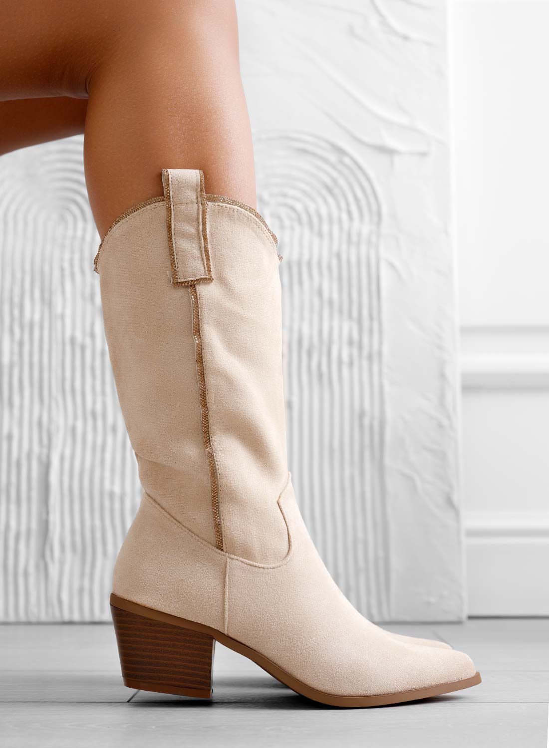 PRISMA - Bottines beige style cowboy avec bords ornés de strass