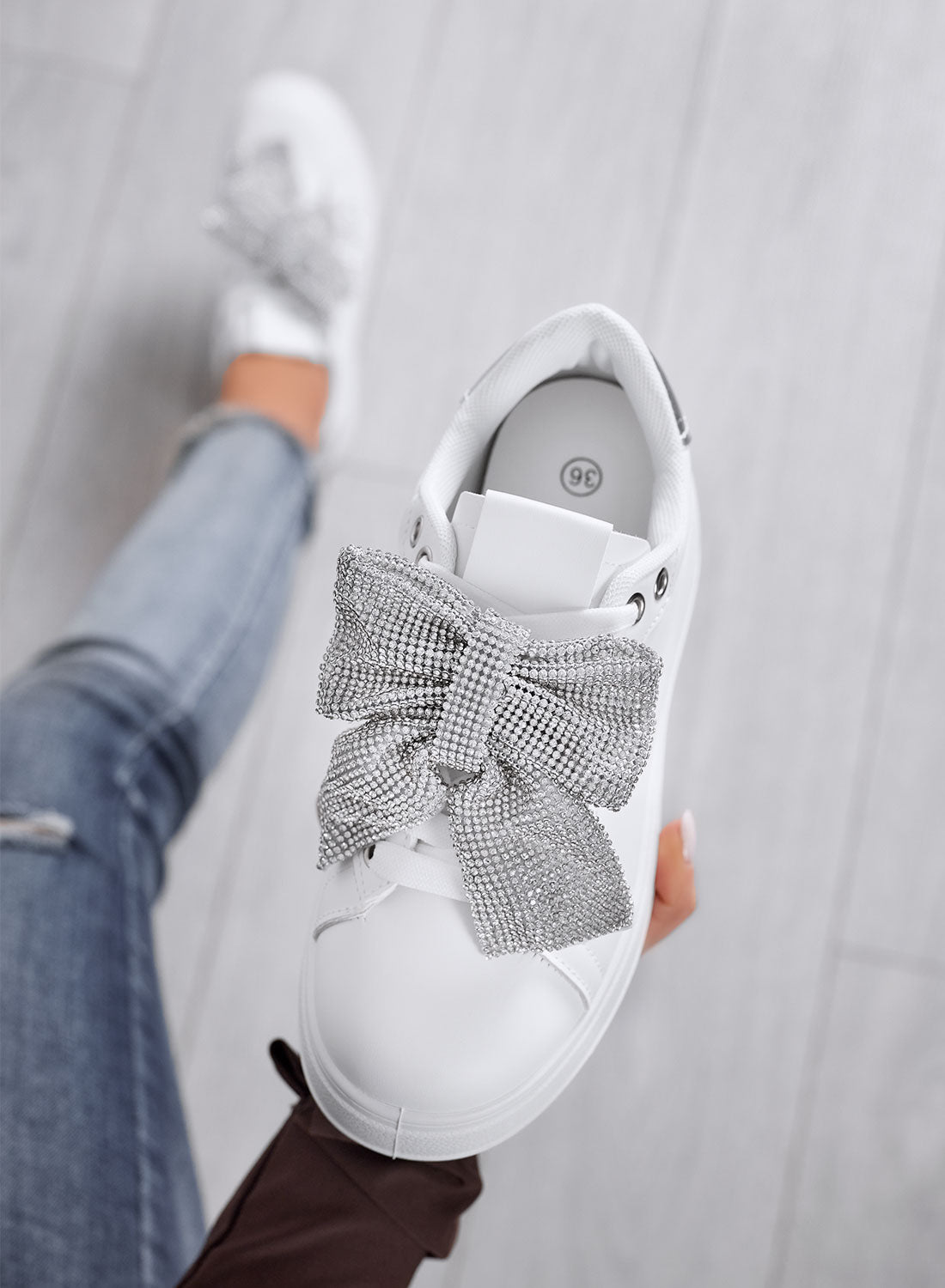 BELGA - Baskets blanches avec nœud en strass argenté