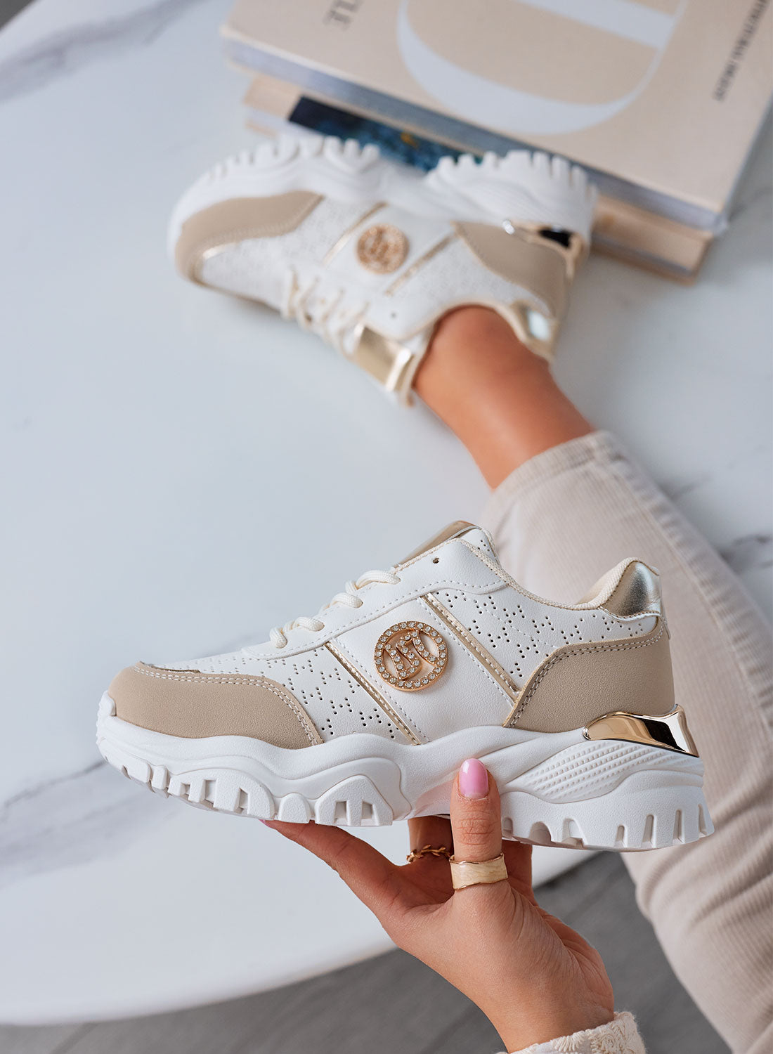 GRAZIA - Sneakers beige traforate con applicazione gioiello