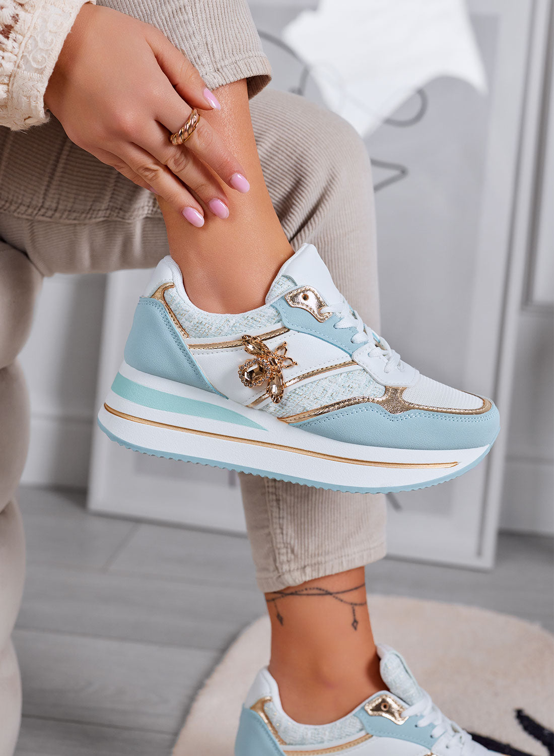 CARMEN - Sneakers azzurre con ape gioiello oro
