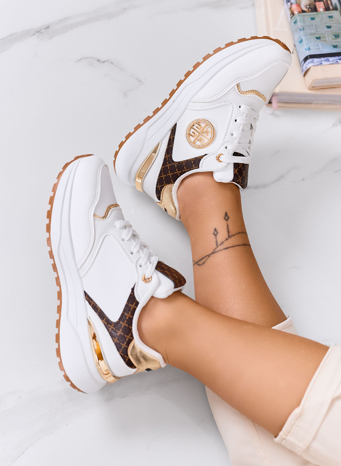 GLAMY - Baskets blanches avec détails dorés et imprimé monogramme