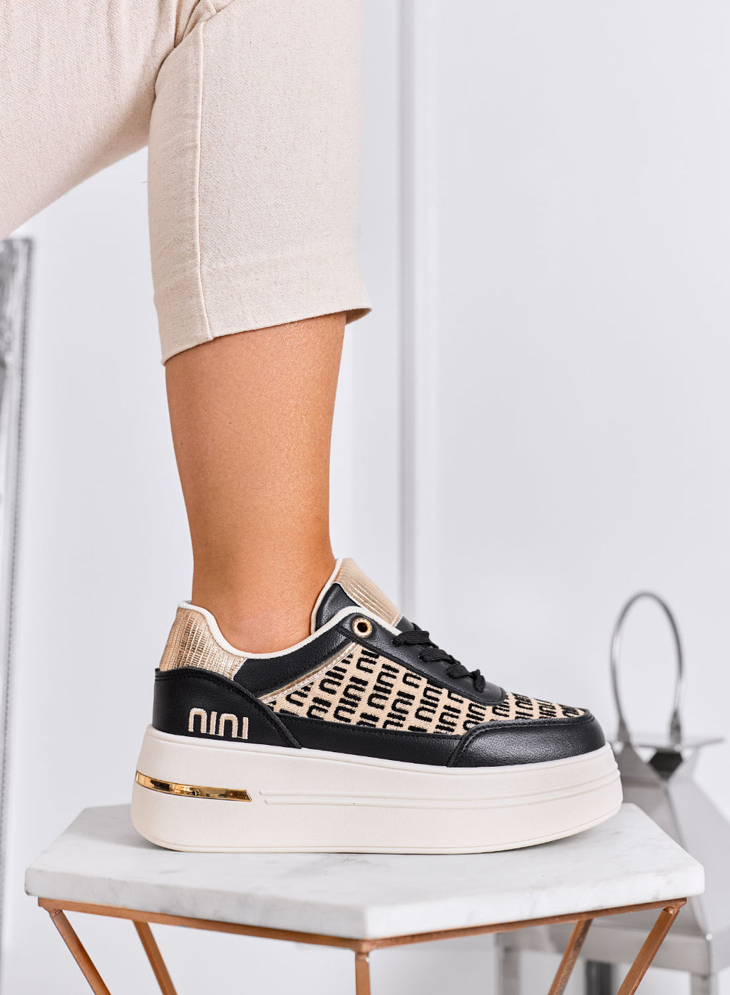 CAMILLA - Sneakers nere platform con inserti in tessuto beige