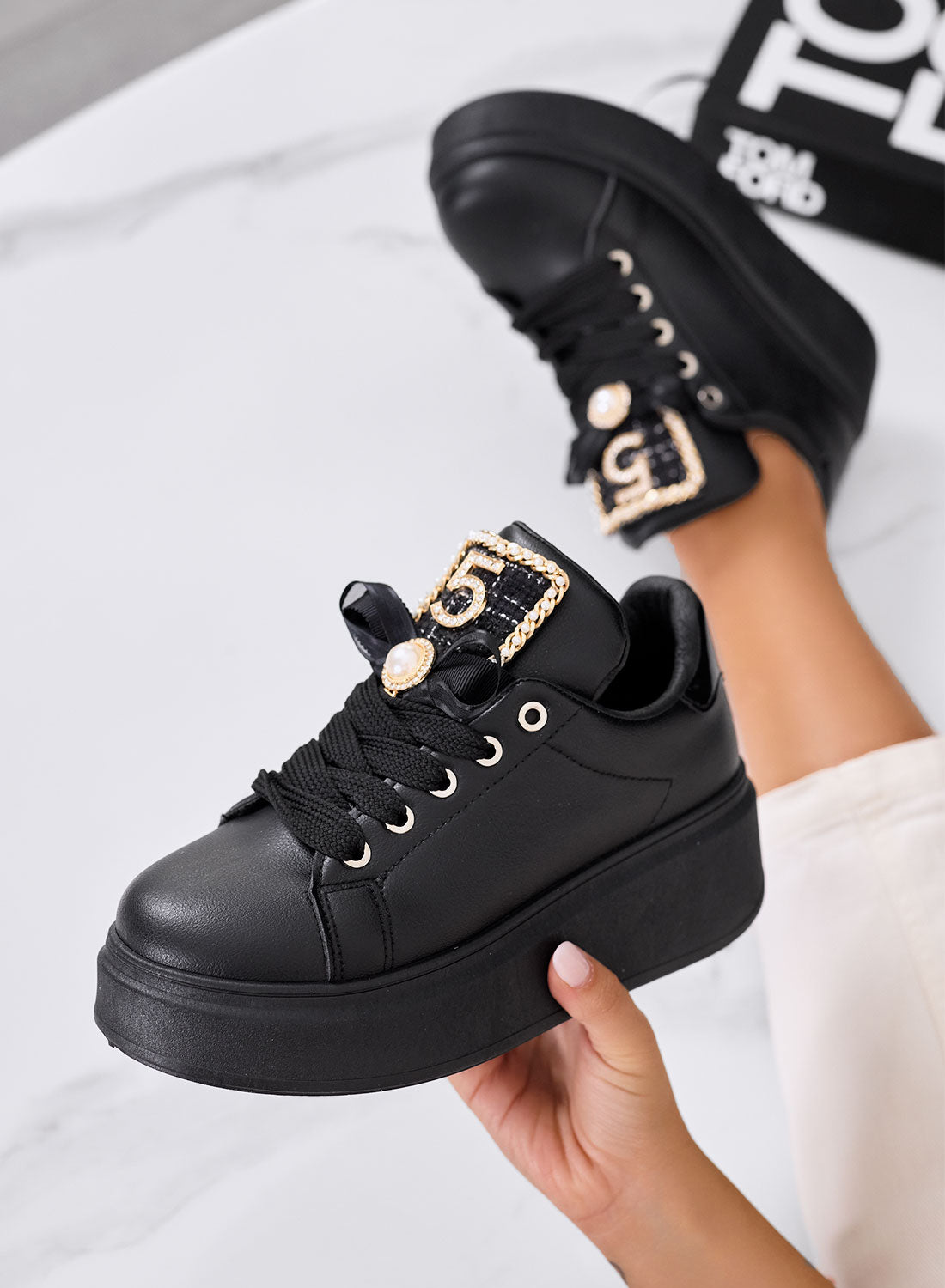 VALENTINA - Baskets noires à plateforme avec numéro 5 et détail perle