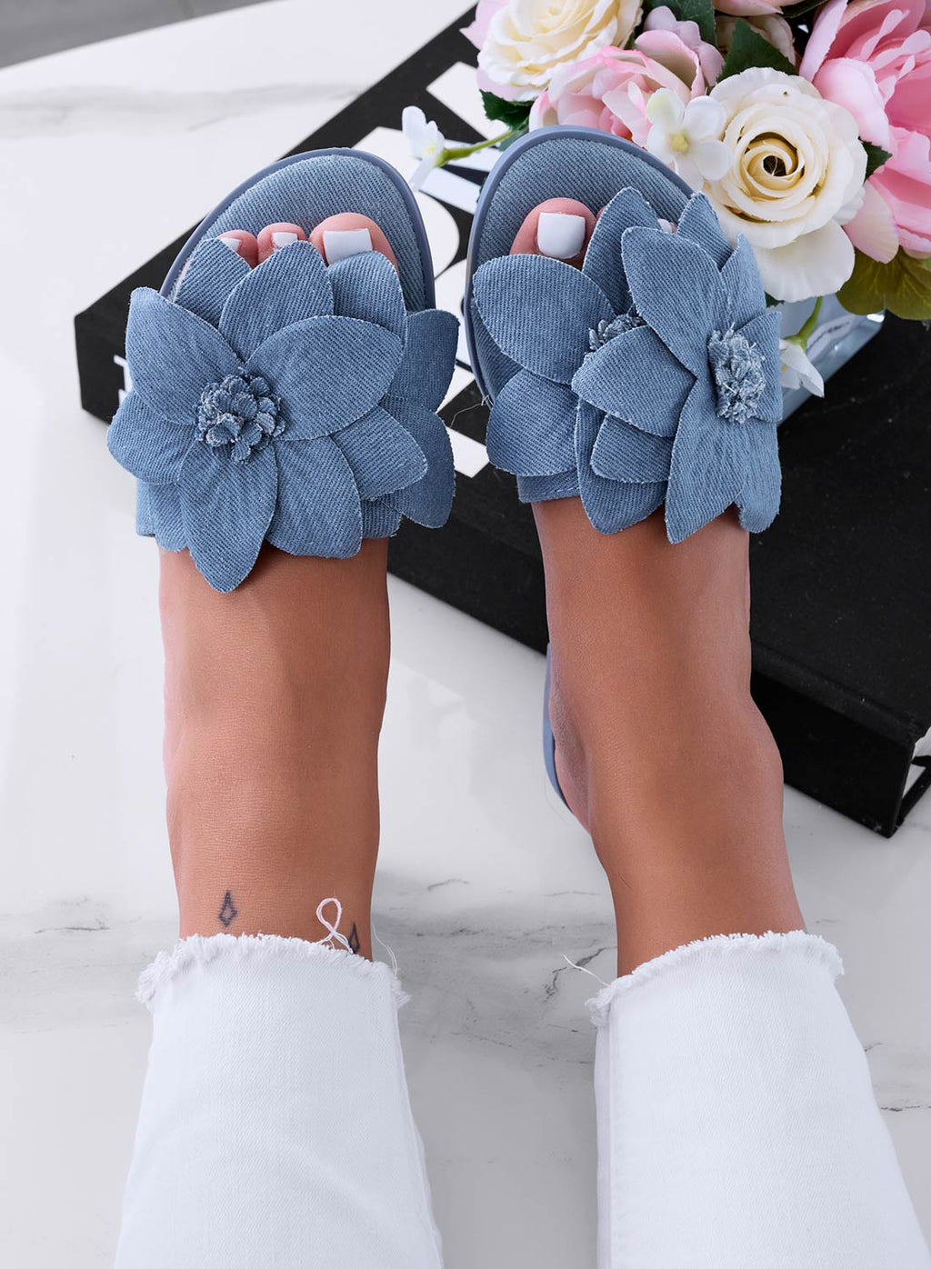 MELODY - Sandali a ciabatta blu jeans con fiore applicato