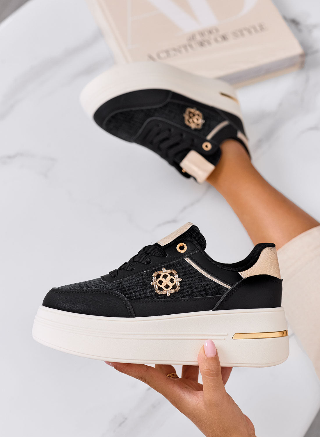 PILAR - Sneakers nere con dettagli oro e suola platform