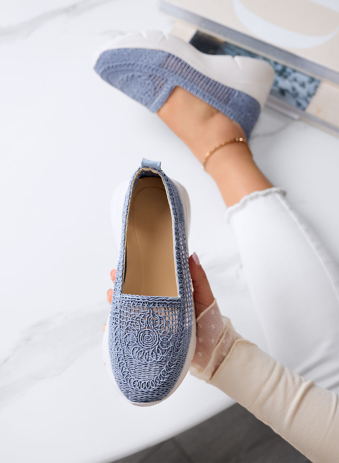 NASTIA - Mocassini azzurri Slip-on traforate in crochet con suola chunky bianca
