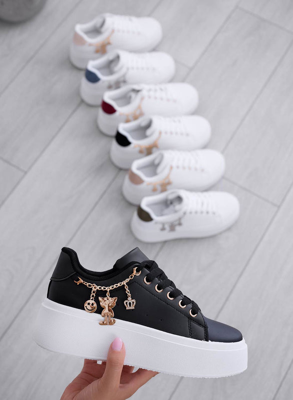 MARBELLA - Sneakers nere con catena e ciondoli oro