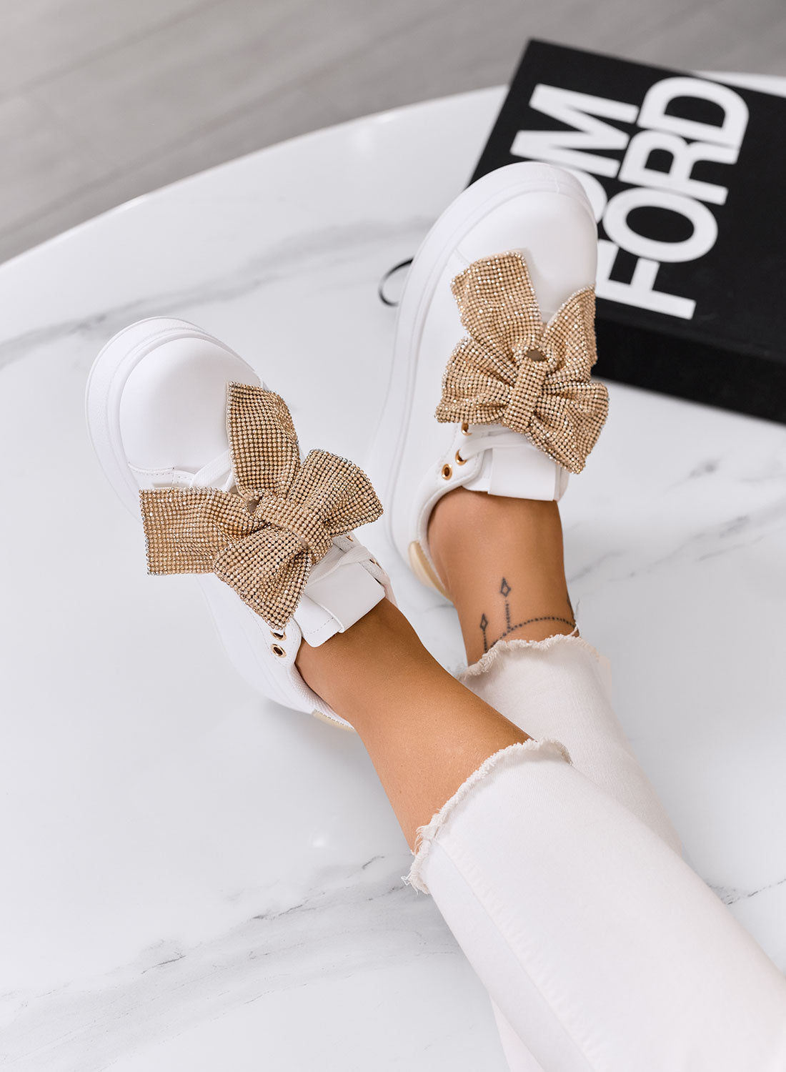BELGA - Baskets blanches avec nœud en strass doré