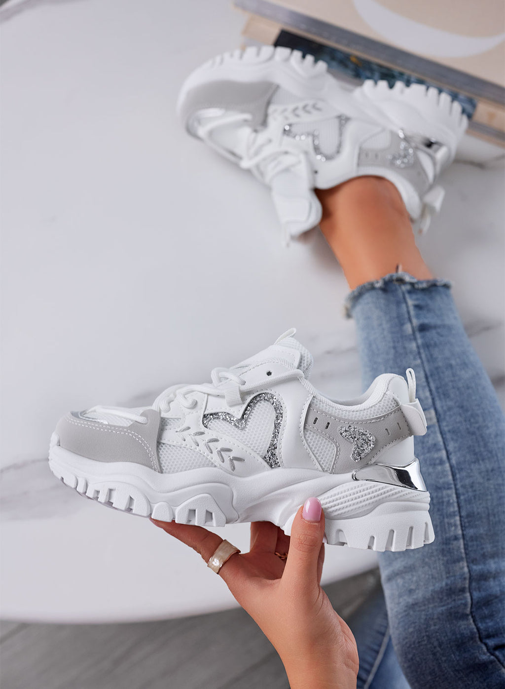 LORY - Sneakers bianche sportive da donna con cuore e inserti grigi