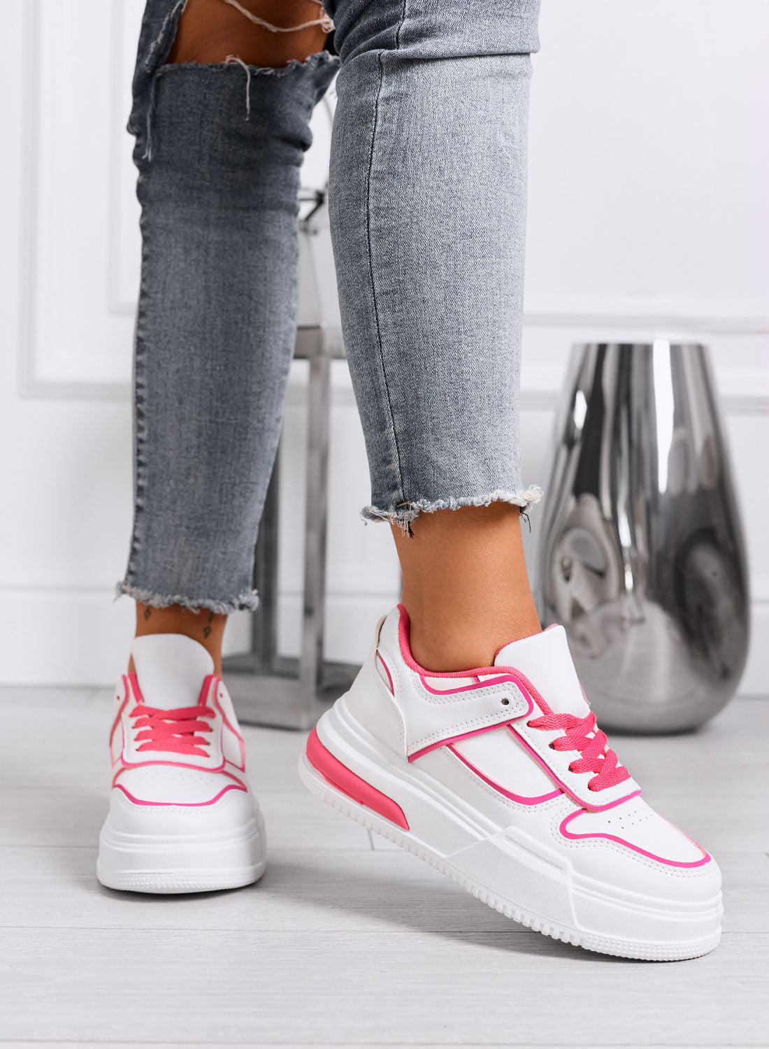 ROBBIE - Sneakers bianche con lacci e bordi fuxia
