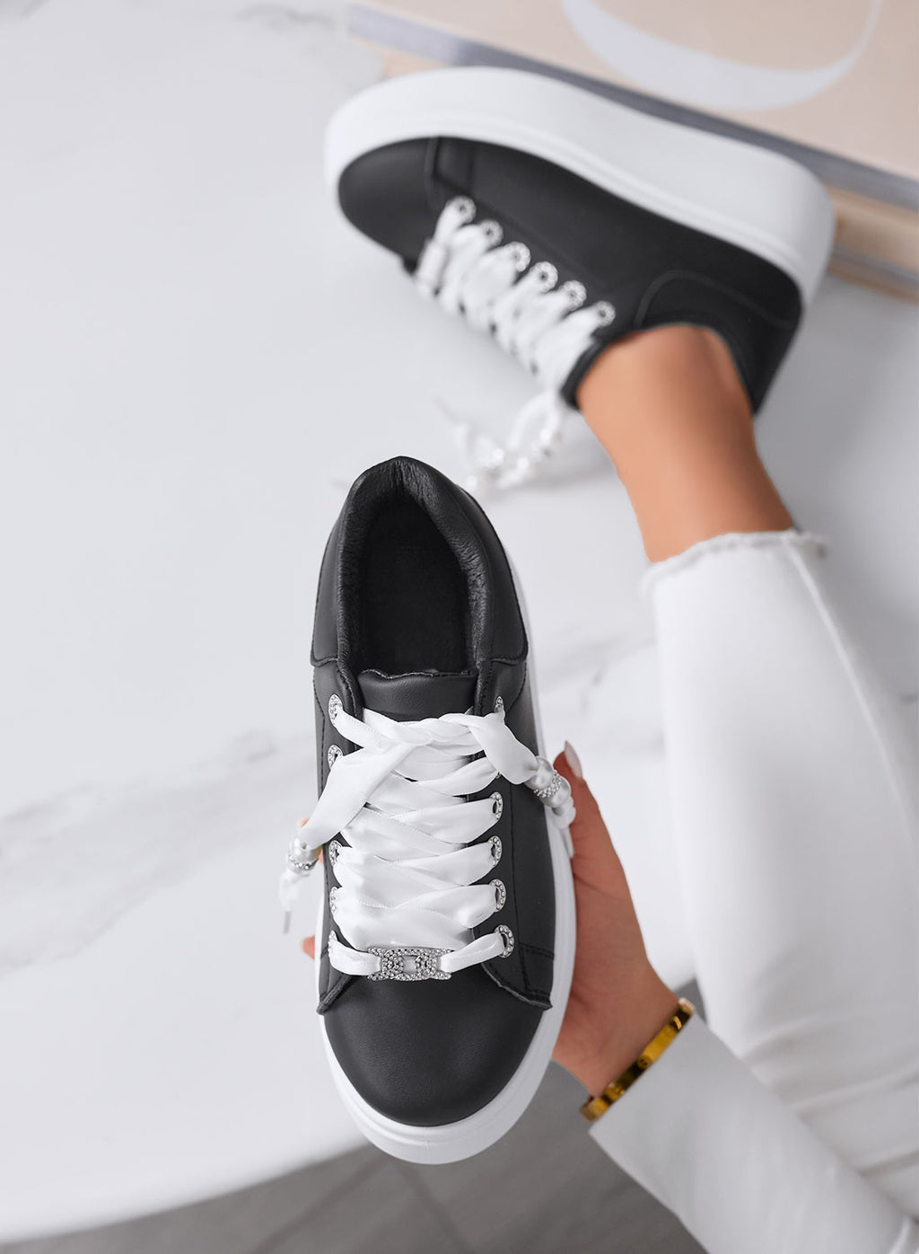 CARTER - Sneakers Platform Nere con Lacci in Raso e Perle