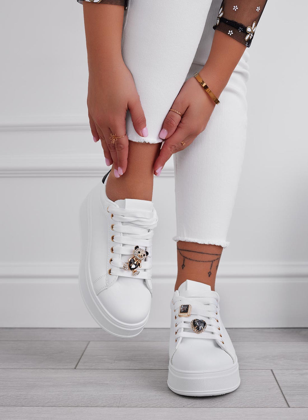 Baskets blanches avec talon noir et ourson bijou